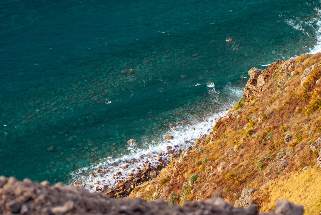 Les falaises dorées et les eaux turquoise de la Praia da Marinha en Algarve
