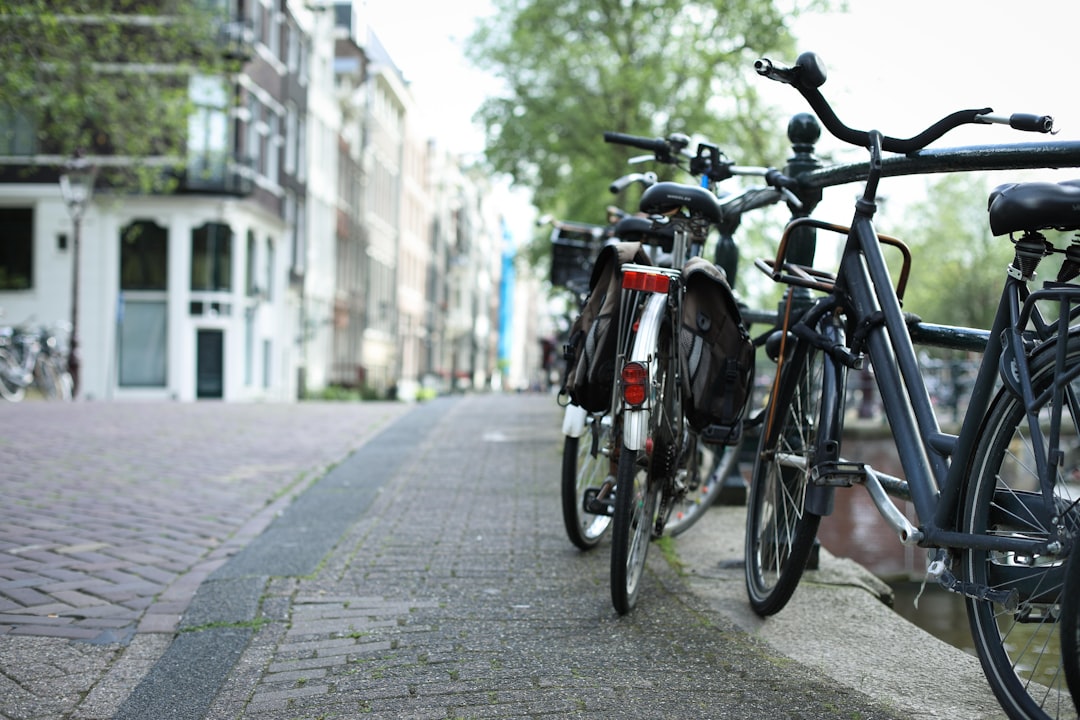 Vélos garés le long d'un canal typique d'Amsterdam