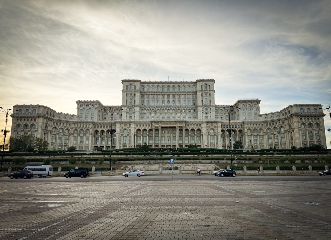 Le Palais du Parlement de Bucarest avec sa façade monumentale néoclassique