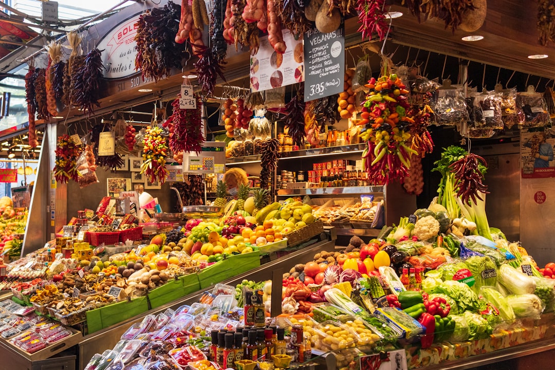 Repas de marché local avec fruits frais, fromage et pain dans une assiette rustique