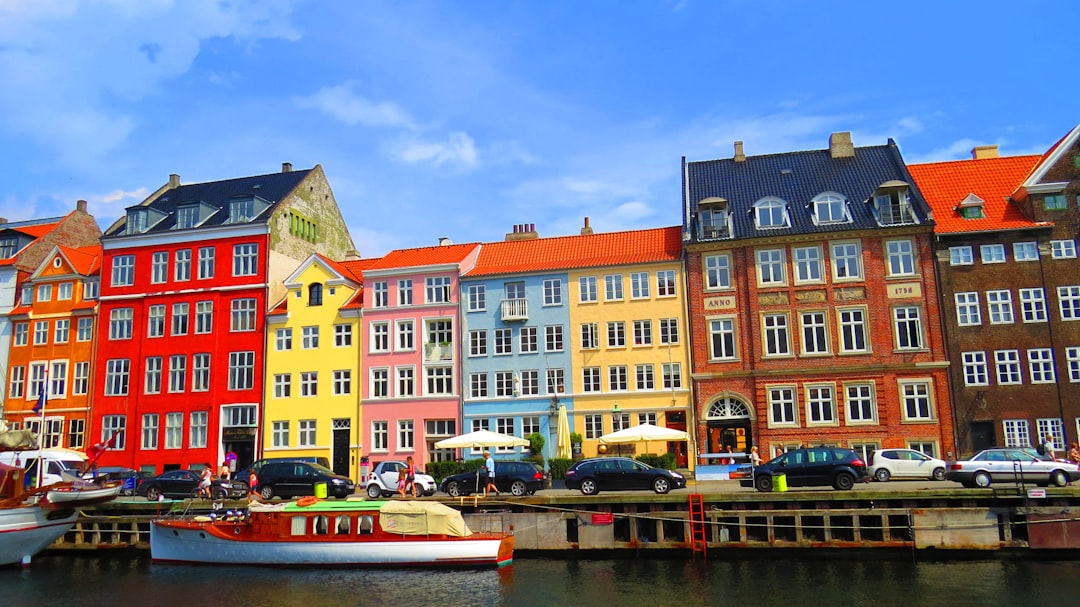 Les maisons colorées de Nyhavn se reflétant dans le canal
