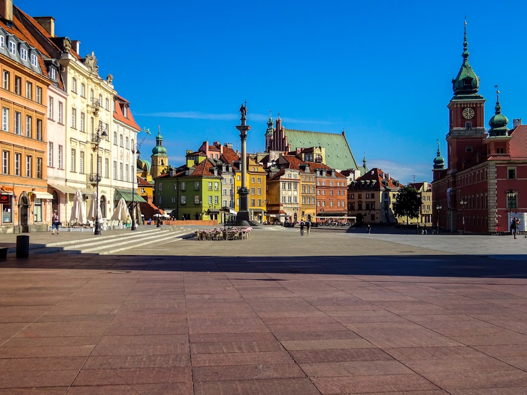 La place du marché principale de Cracovie avec la Halle aux draps au soleil couchant