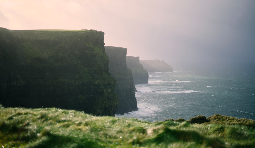 Les falaises de Moher plongeant dans l'océan Atlantique sous un ciel dramatique