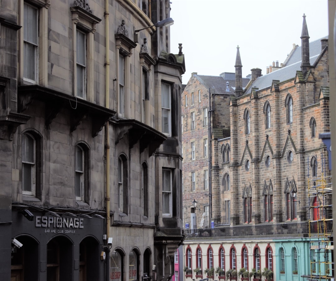 Le Royal Mile pavé d'Édimbourg avec le château en arrière-plan