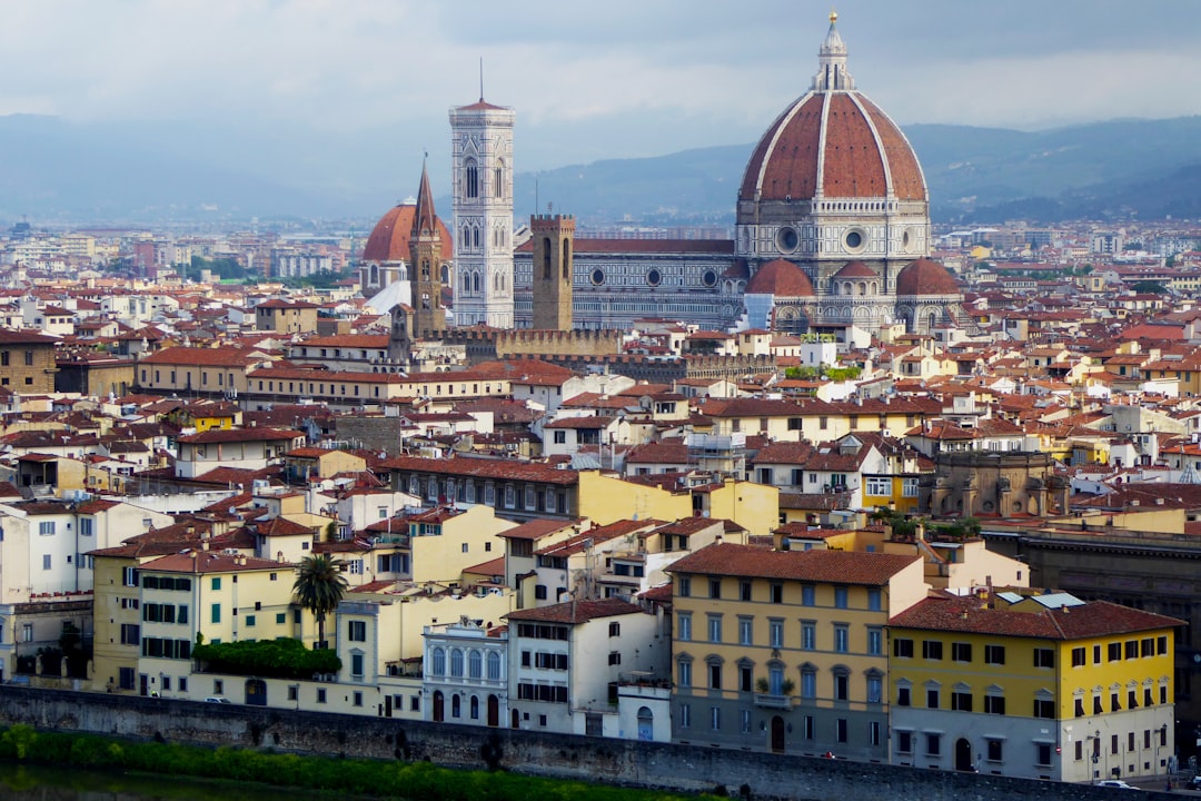 Le dôme de Brunelleschi dominant les toits orangés de Florence au lever du soleil