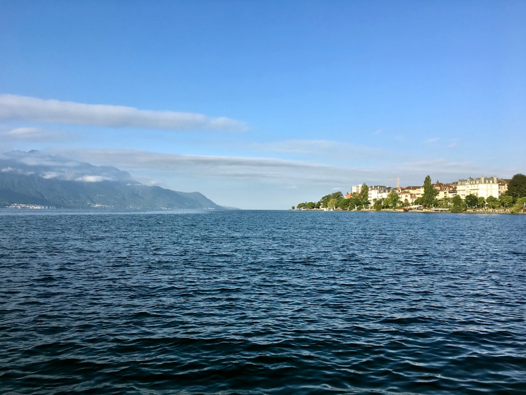 Le jet d'eau de Genève s'élançant à 140m au-dessus du lac Léman
