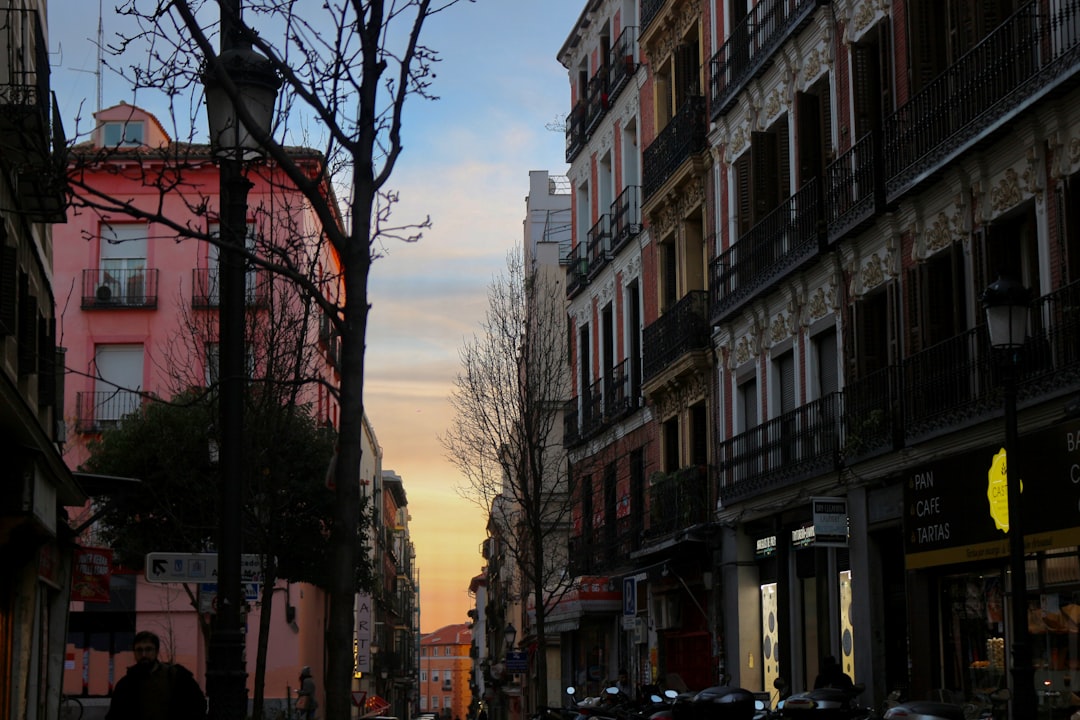 La Grande Via de Madrid animée avec ses immeubles Art déco au coucher du soleil