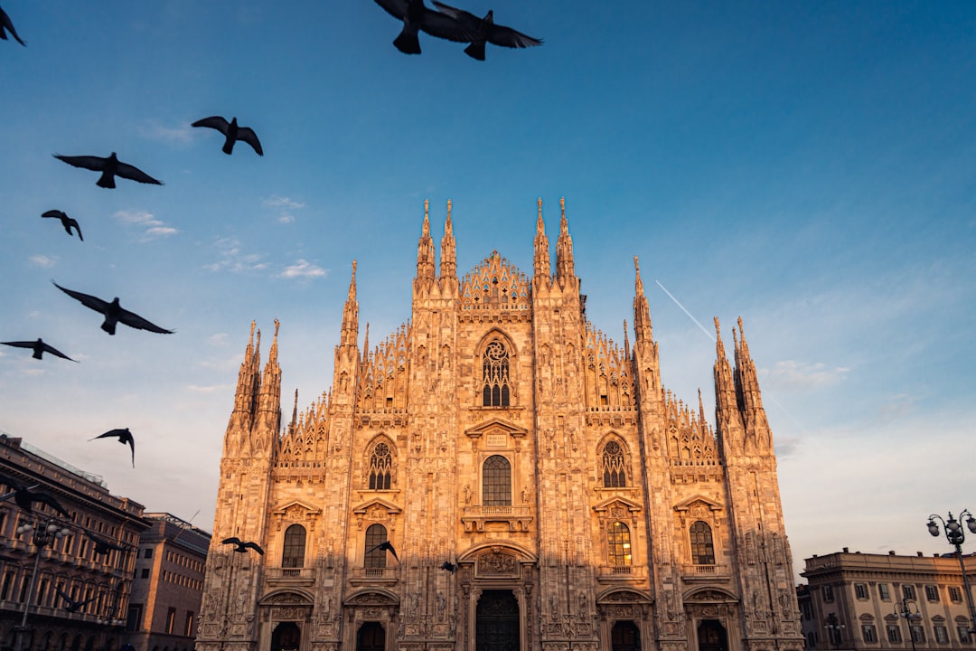 La cathédrale de Milan avec ses flèches gothiques sous un ciel bleu
