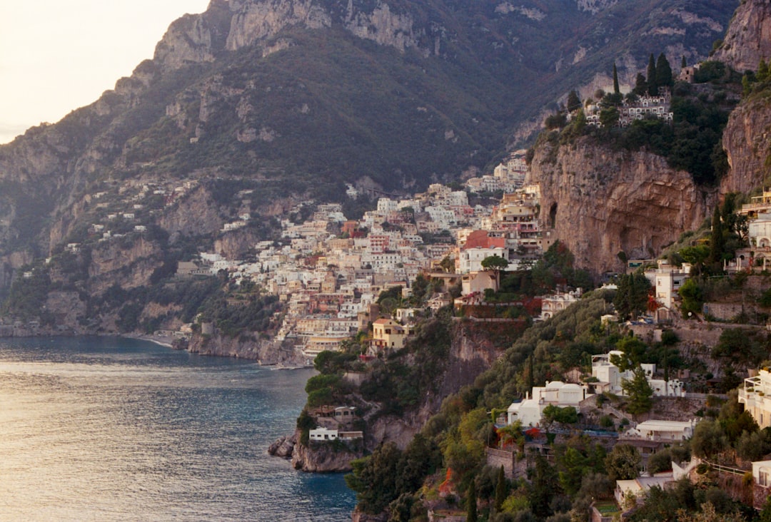 Les maisons colorées de Positano en cascade vers la mer bleue