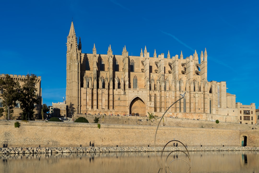 La cathédrale gothique de Palma se dressant au bord de la mer bleue