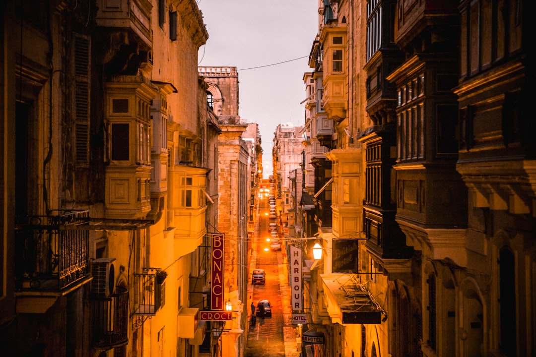 Photographe amateur composant un cadrage avec son smartphone dans une ruelle méditerranéenne