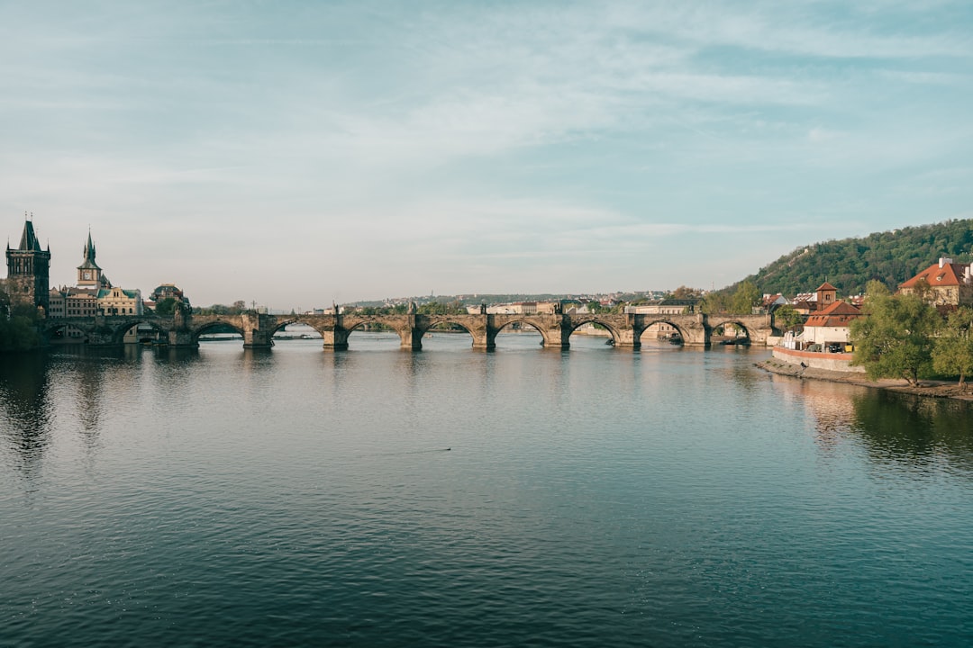 Le pont Charles à Prague dans la brume matinale