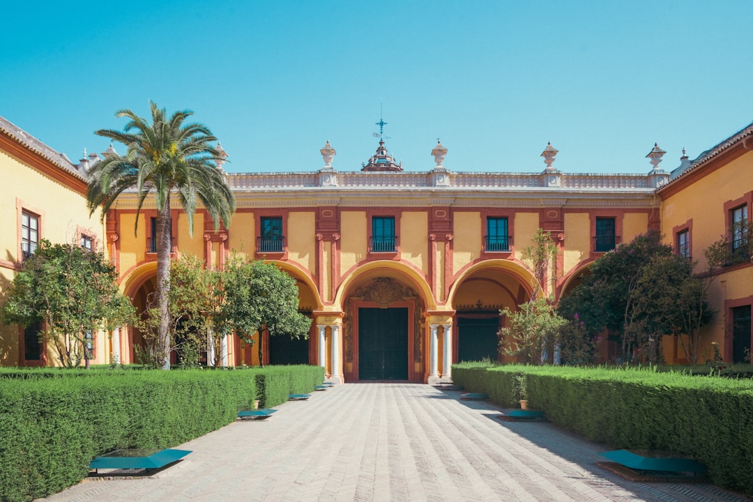 Les jardins luxuriants de l'Alcázar de Séville avec ses orangers