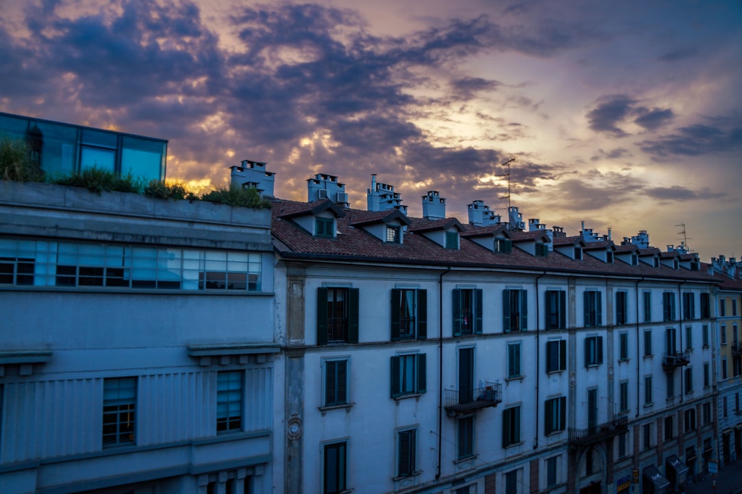 Appartement loué à l'étranger avec vue sur des toits européens depuis la terrasse