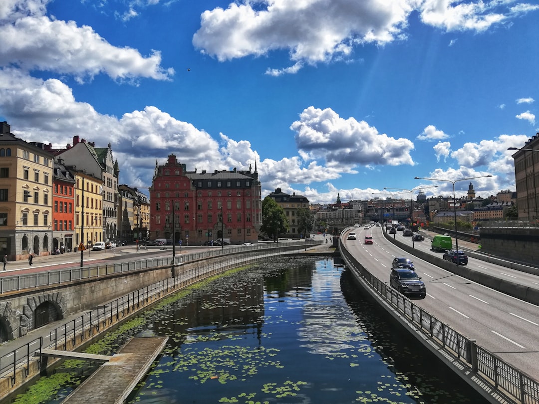 Les façades colorées de Gamla Stan reflétées dans l'eau du canal