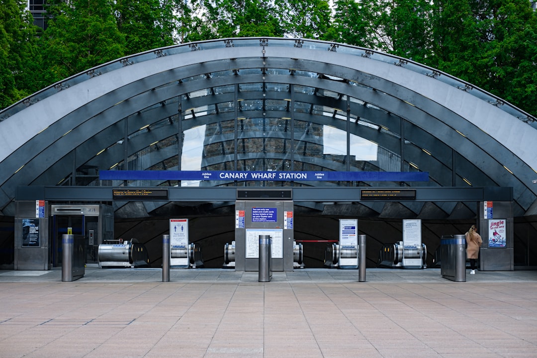 TGV Eurostar entrant en gare sous une verrière lumineuse