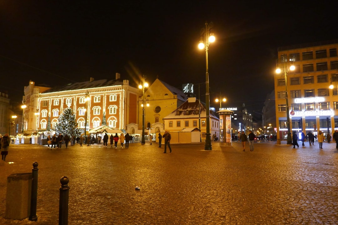 La place du marché de Cracovie avec la Halle aux draps et la tour de l'Hôtel de Ville