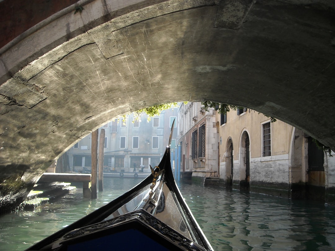 Le Grand Canal de Venise au petit matin sans gondoles ni touristes