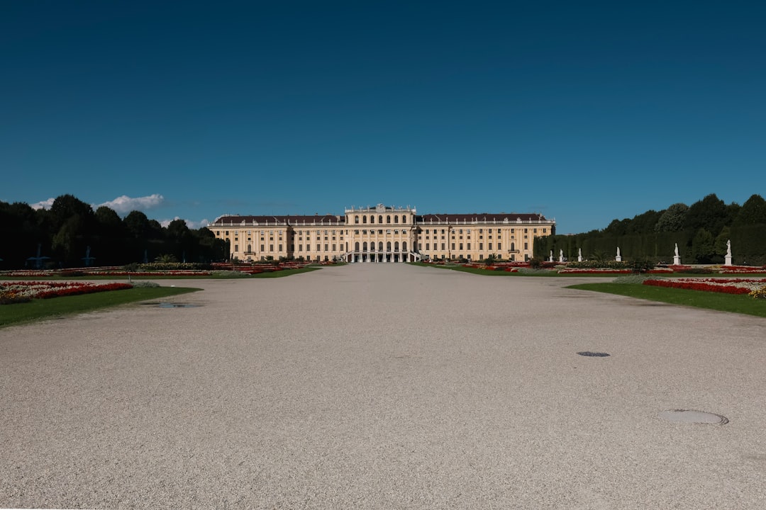 Intérieur somptueux d'un café viennois traditionnel avec lustres et banquettes