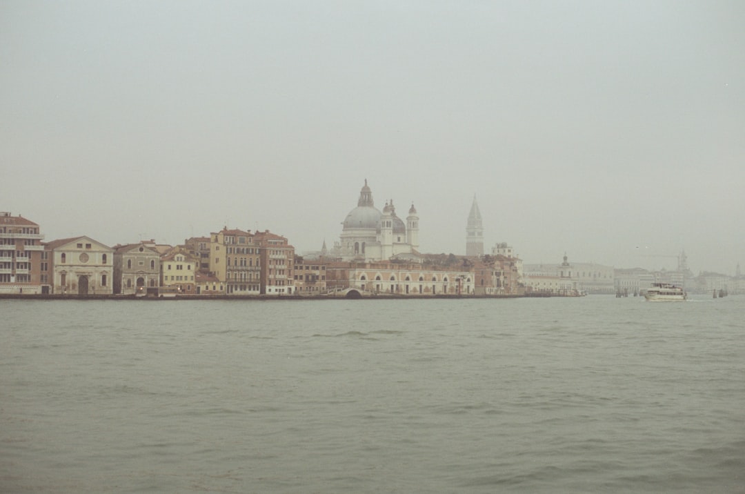 Place de la Signoria à Florence vide de touristes sous un ciel d'hiver nuageux